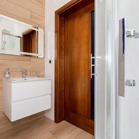 Holiday House Zefir By Renters Prestige *